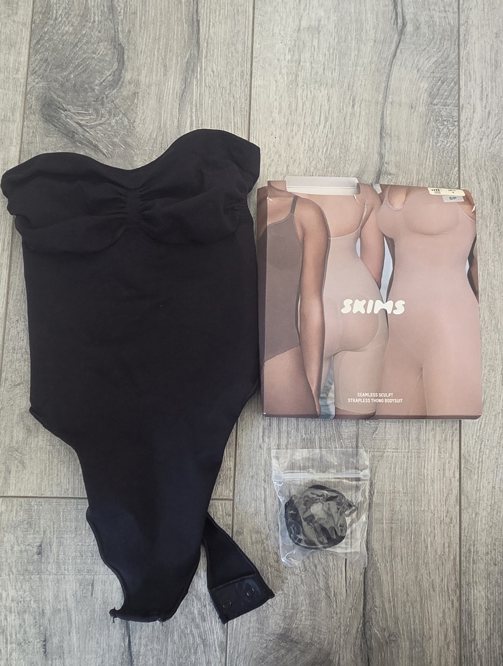 SKIMS Seamless Sculpt Strapless Thong Bodysuit - Onyx (Black) - S